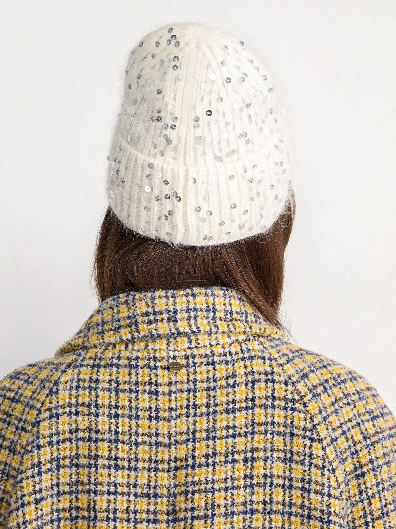 Шапка-бини с отворотом с пайетками белого цвета